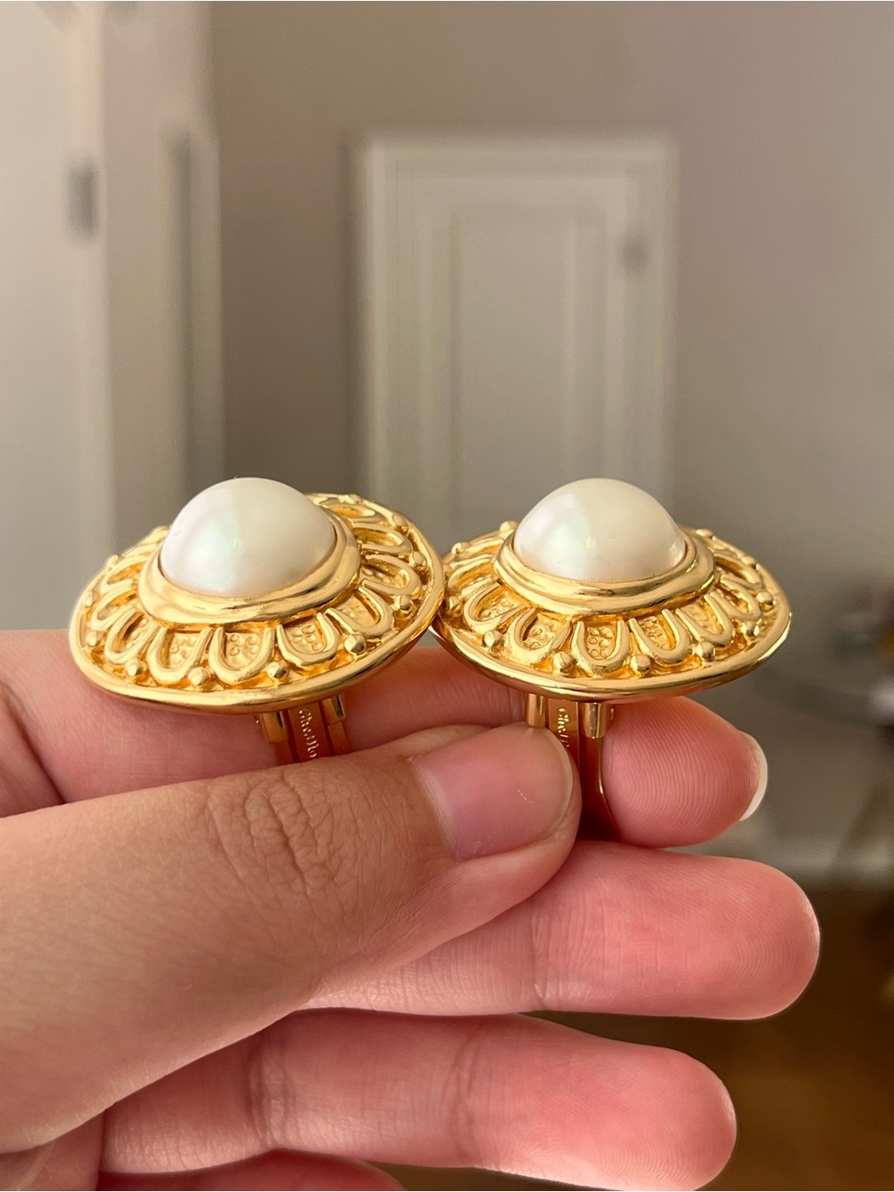 Vintage Christian Dior Round Pearl Scalloped Metal Large Gold Clip-On Earrings - Picture 4 of 8